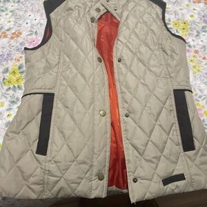 Tan quilted gilet with black trim, ideal for casual outdoor wear #outdoorchic